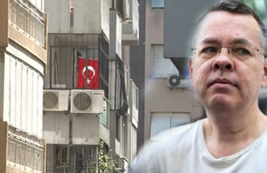 Rahip Brunson'dan ilginç adım! Evine Türk bayrağı astı