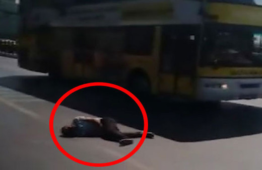 Kimse dönüp bakmadı bile! İnsanlık ölmüş dedirten görüntüler