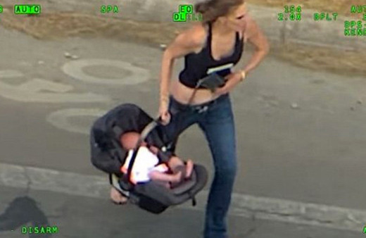 Bebeğine de acımadı! İşte dünyayı şoke eden görüntü