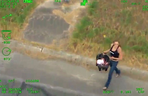 Korku dolu anlar! Elinde bebeğiyle polisten kaçarken trafiğin arasına daldı