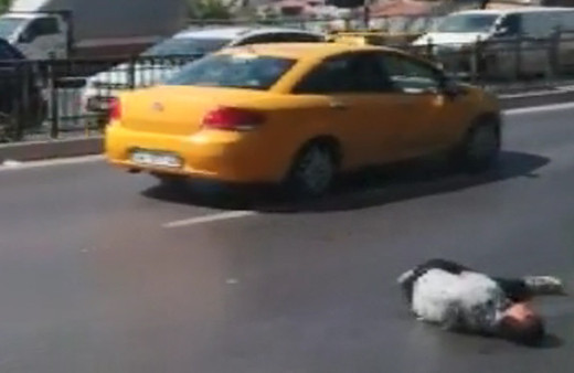 'İnsanlık öldü' dedirten görüntüler: Kimse dönüp bakmadı!