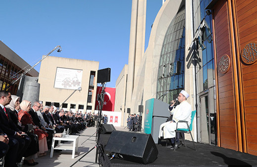 Diyanet İşleri Başkanı Erbaş, Köln'deki cami açılışında dua etti
