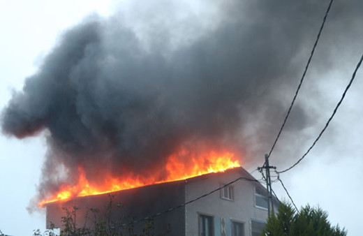 İstanbul'da sağanak yağış! Dere taştı yıldırım yangın çıkardı...