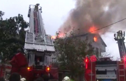 İstanbul'da sağanak yağış! Dere taştı yıldırım yangın çıkardı