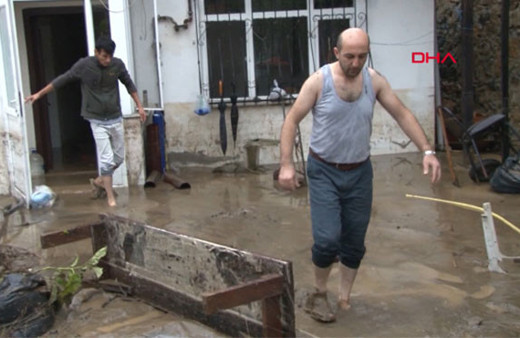 Beykoz'da su baskını! Eşini ve çocuğunu tavanı delerek kurtardı