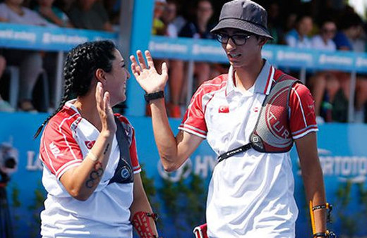 Yasemin Ecem Anagöz ve Mete Gazoz'dan büyük gurur