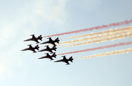 Türk Yıldızları'ndan nefes kesen gösteri