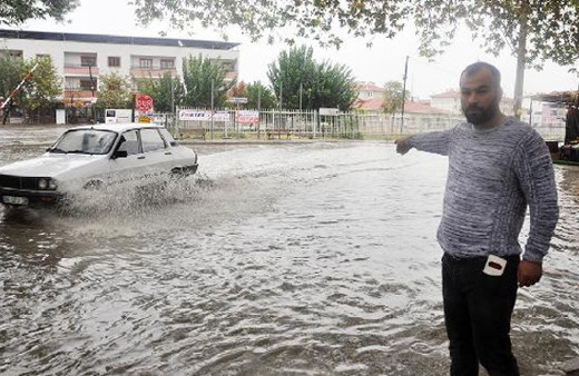 Sağanak yağmur Manisa'da hayatı felç etti