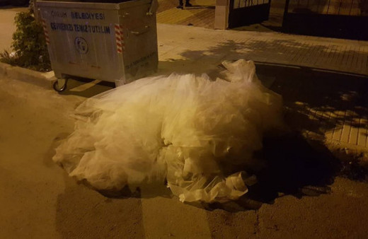 Düğün gecesi inanılmaz olay: Gelinliği çöpe attılar!
