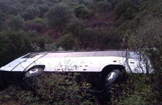 Aydın’da futbolcuları taşıyan otobüs devrildi