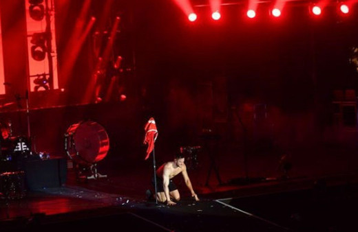 ABD'li Imagine Dragons grubu olay oldu! Türk bayrağını öpüp diz çöktü