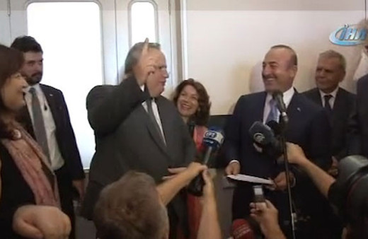 Yunan Bakan Türk savaş uçağının sesini duyunca böyle panikledi