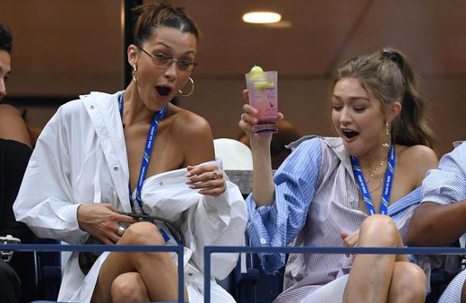 Gigi ve Bella Hadid tribünü podyuma çevirdi