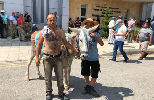 KKTC'de besiciler bakanlığı bastı! Açız kardeşim...