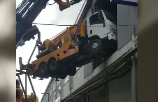 Faciadan dönüldü! 8 tonluk vinç böyle yere çakıldı! 