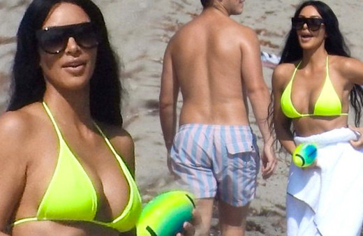 Kim Kardashian rezil olmamak için havluyu çıkaramadı