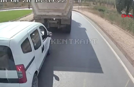 Kamyon sürücüsü yol isteyen araca böyle çarptı!