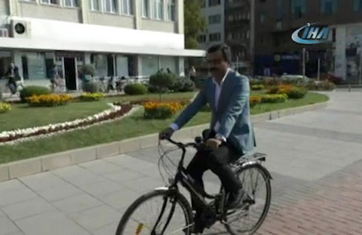 Şekil olsun diye değil makam aracını gerçekten bıraktı