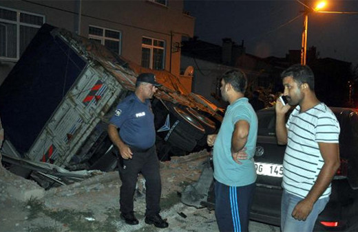Freni boşalan kamyon evin bahçesine daldı!