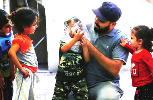 Çocuklar ölümü böyle bekliyor! Karton bardaktan gaz maskesi...