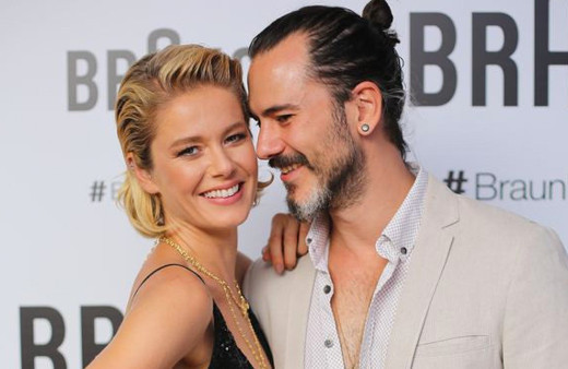 Burcu Biricik ve eşinden partide aşk pozu!