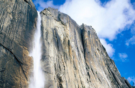 Selfie çekmek isterken 250 metreden düştü!