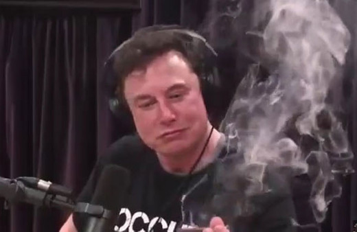 Elon Musk, canlı yayın sırasında esrar ve viski içti!