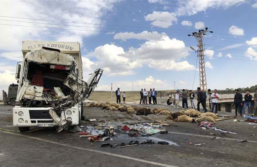 Tır devrildi 30'u ölü 40'ı yaralı küçükbaş hayvan var