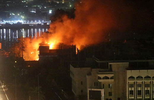 Basra’da göstericiler siyasi parti ve kamu binalarını ateşe verdi!