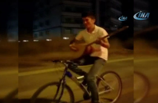 Bisiklet üzerinde tehlikeli eğlence! 