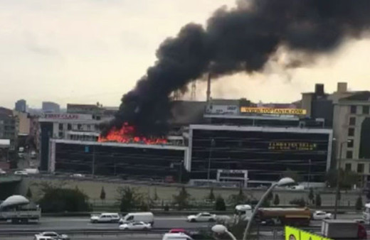 İstanbul'da korkutan yangın plaza alevlere teslim!