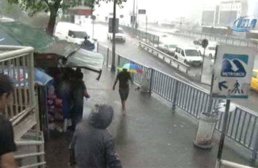 İstanbul sağanak yağmura teslim Meteoroji uyarmıştı