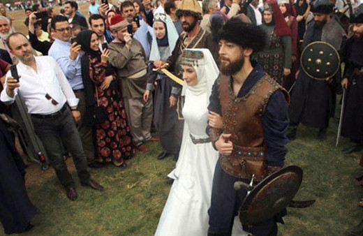 Eski Bakan Recep Akdağ'ın oğlu kayı düğünü ile evlendi