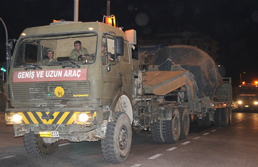 Kilis'ten İdlib sınırına obüs ile tank sevkıyatı!