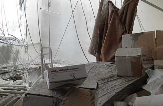 İdlib'de hastaneye varil bombalı saldırı