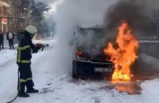 Kontağı çevirdiği anda otomobilde yangın çıktı