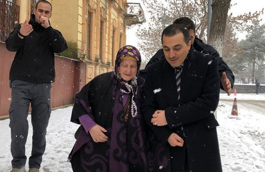 Yaşlı kadının sesine Kars Valisi Türker Öksüz kulak verdi