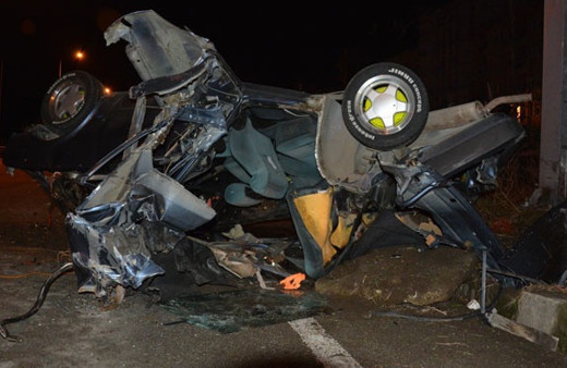 Mucizevi kurtuluş! Parçalara ayrılan araçtan sapasağlam çıktılar