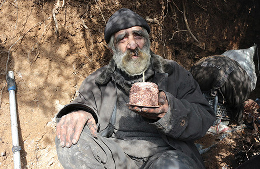 40 yıldır mağarada yaşıyor: Doğum günü sürprizi!