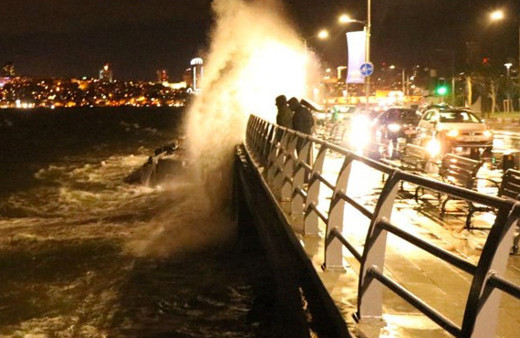 İstanbul'da şiddetli lodos! Bazı seferler iptal edildi