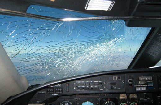 Havada panik uçağın kokpit camı havadayken çatladı