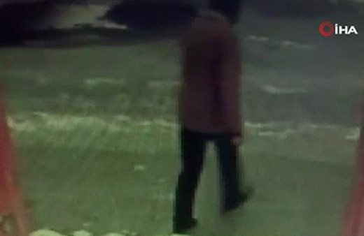 Buzlanan yolda ölümden böyle döndü