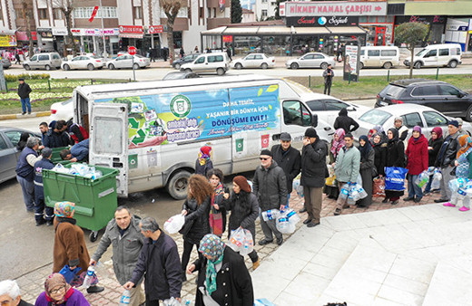 5 plastik şişe getirene bez çanta kuyruğu