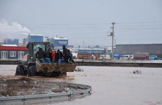 Akhisar'da dere taştı; İstanbul-İzmir yolu su altında kaldı