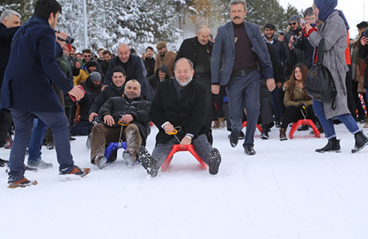 Eski Sağlık Bakanı Akdağ, gençlerle birlikte kızak kaydı