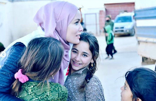 Tesettüre giren Gamze Özçelik Kamerun'da yüzleri güldürdü