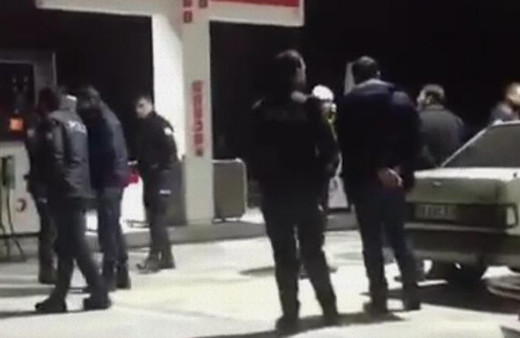 Şoförü silahla tehdit ettiler! Otobüstekiler polis çıkınca...