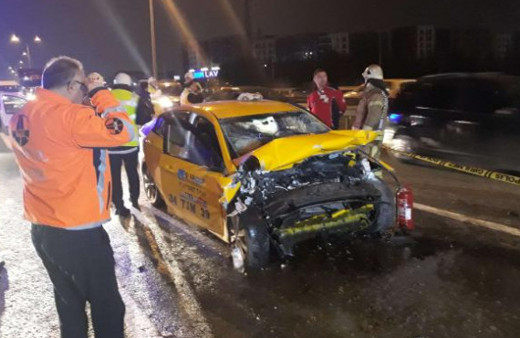 İstanbul'da feci kaza: Taksici hayatını kaybetti!