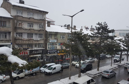 Bitlis'te korkunç ölüm! Çatıdan düşen kar kütlesinin altında kaldı