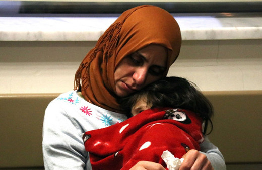 Yunan sahil güvenlik göçmen botuna bakın ne yapmış!